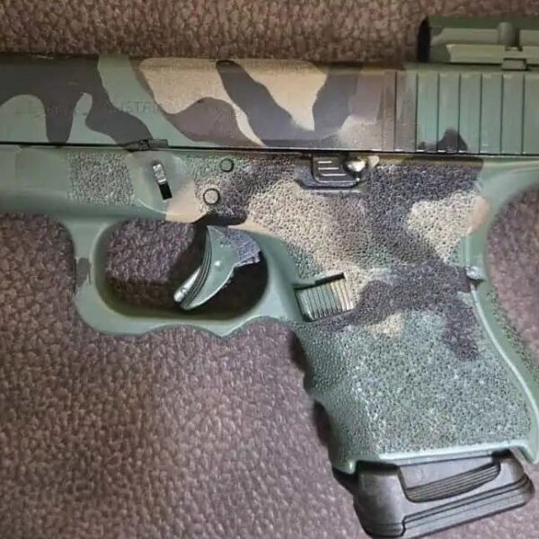 Kaufen Sie das GLOCK 26 Gen4 Custom M81 Woodland / Optik- und Laser-Kit